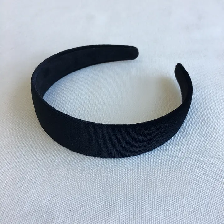 シンプルなデザインのベロア素材ヘアバンド【幅広・多用途】