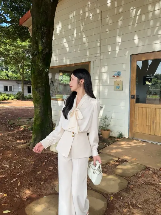 春季向けの女性用フランス風通勤スタイルシャツとワイドパンツ【小柄対応・エレガント】（セットアップ対応）