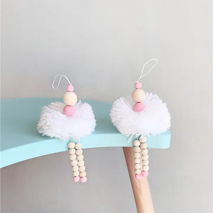 木製ビーズとファー付きガーランド【子供部屋の壁面装飾・テント吊り飾り】