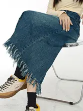 トレンドデザインのフリンジ付きデニムスカート【ハイウエスト・スリット・軽やかな長さ】