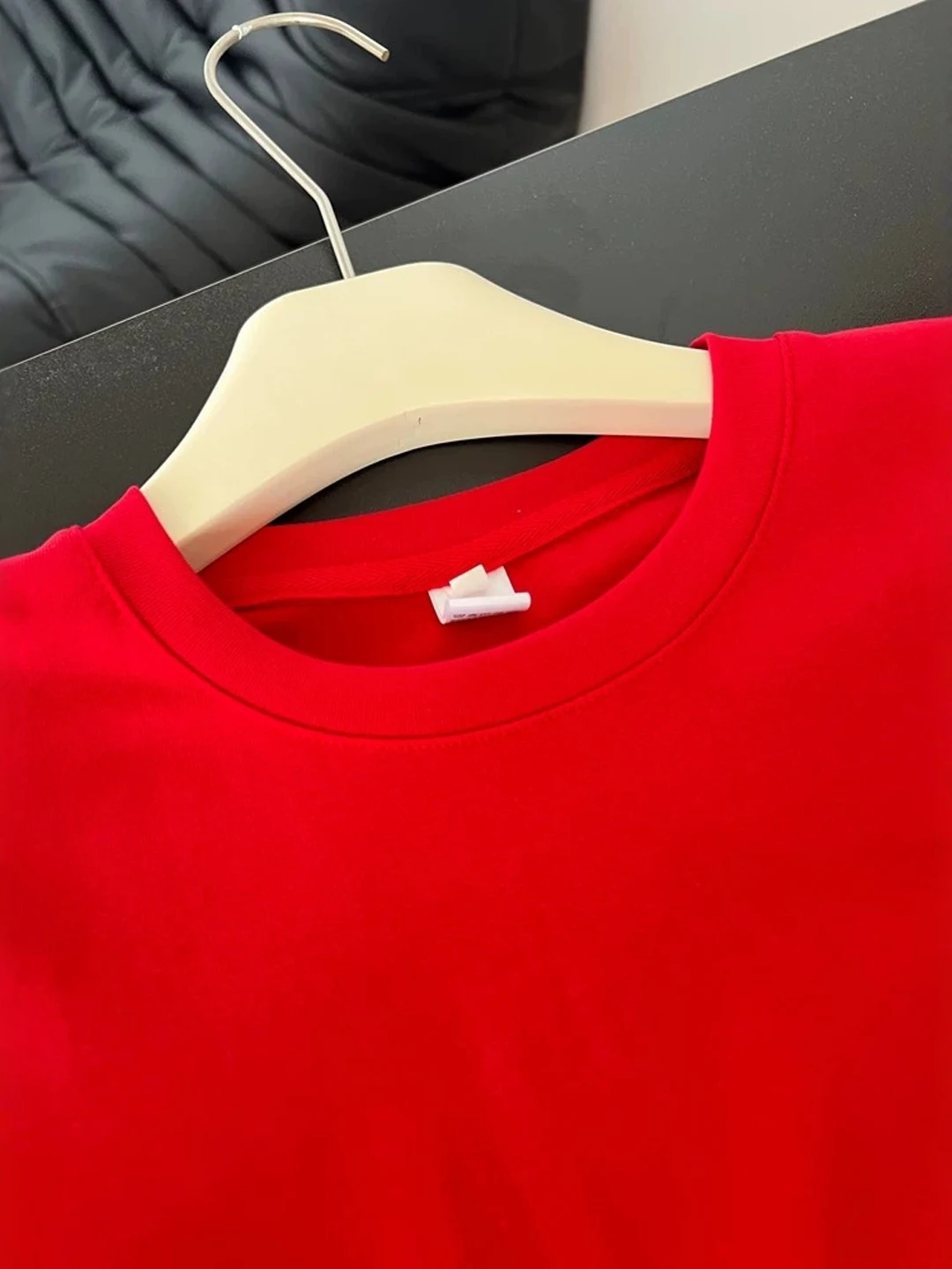 赤い短袖Tシャツは、本当に夏の通勤スタイルを救うのか？