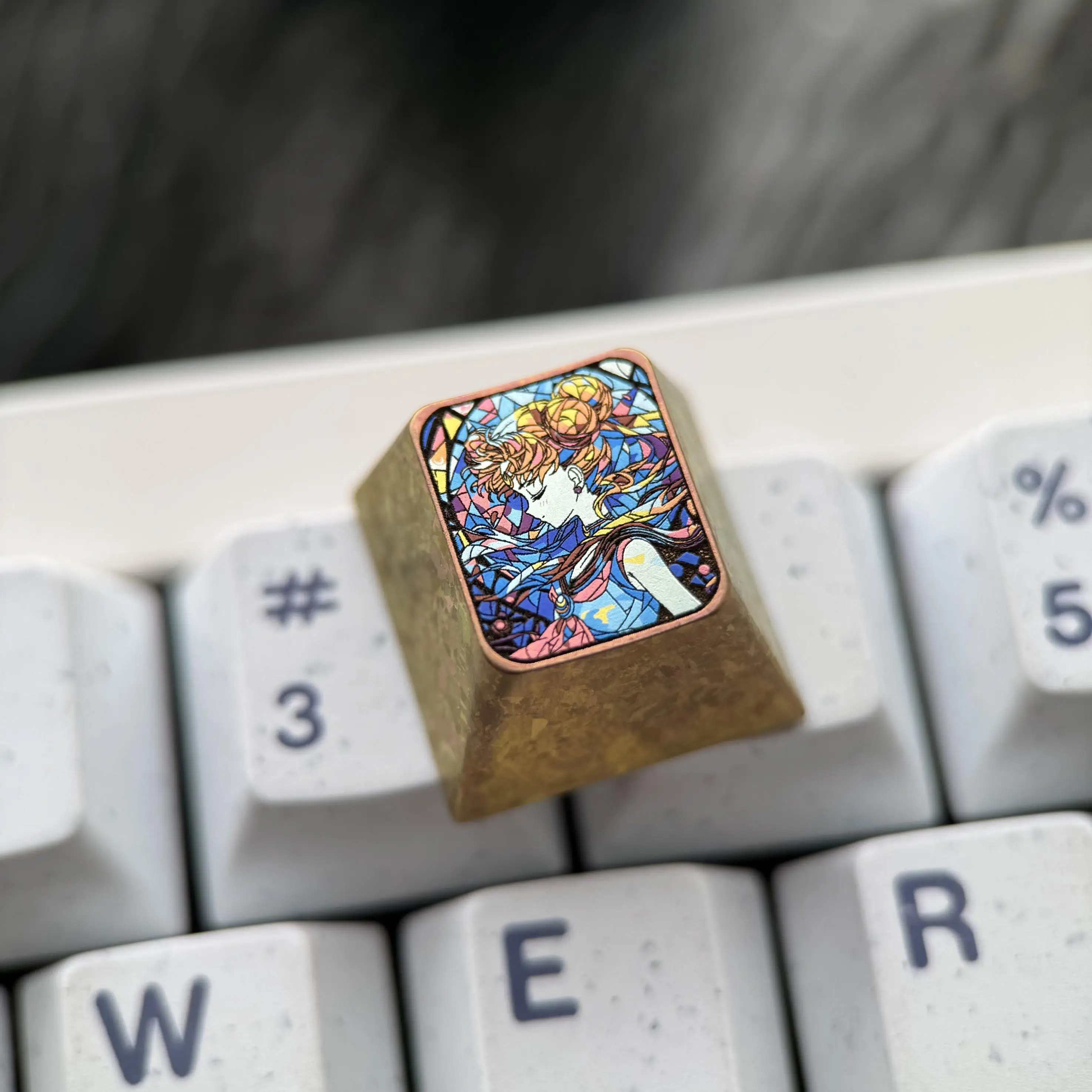 CapsLockキーが誤って押されるのはなぜ？美少女水冰月デザインのキーカバーで解決する方法とは？