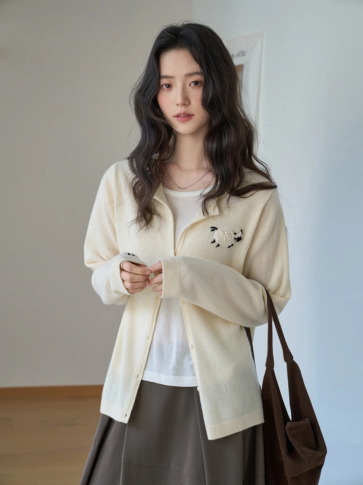 春季に最適なベージュのボタン付きニットカーディガン【ハンドフックデザイン・女性用・フィット】