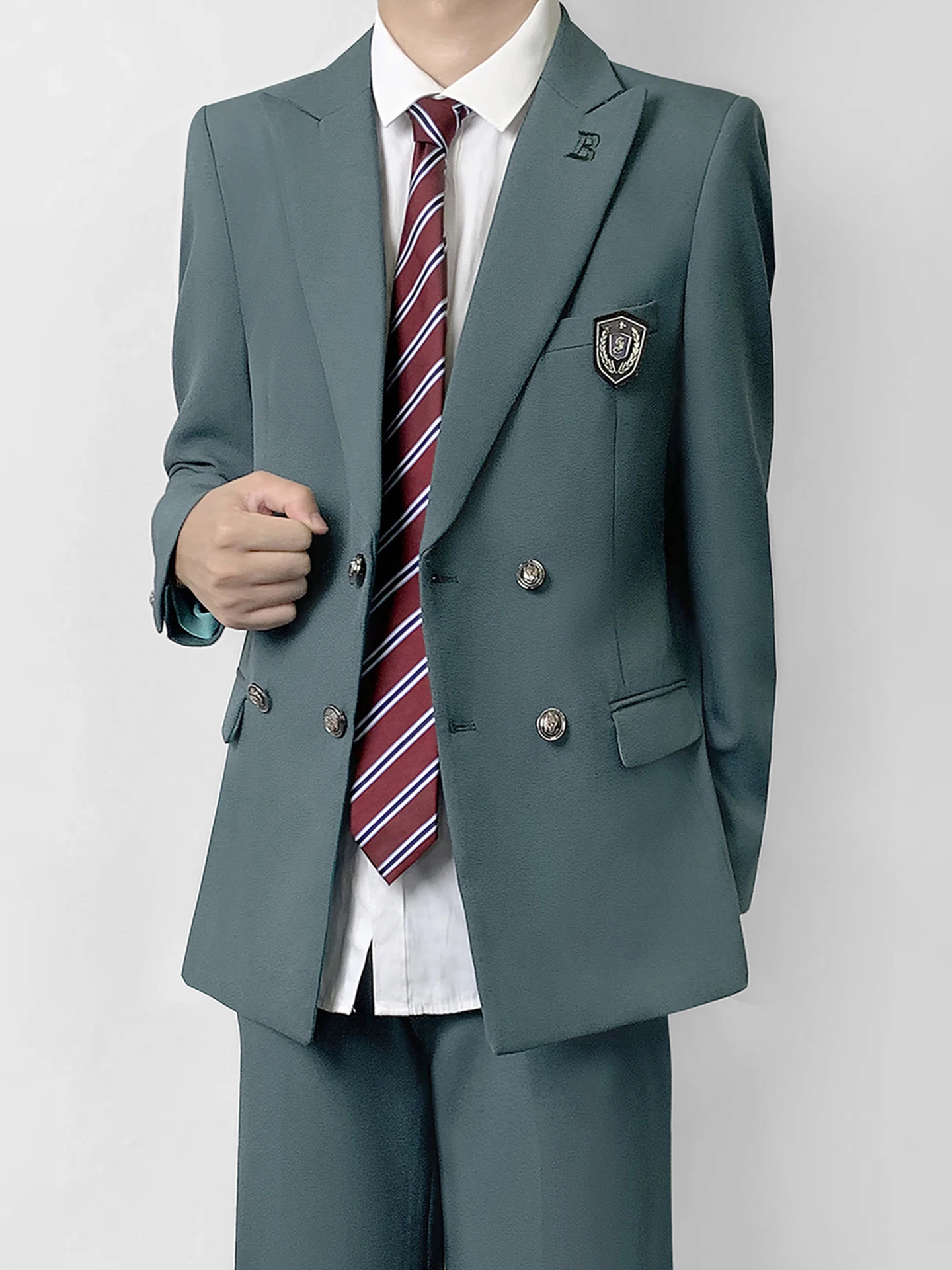 刺繍入りミントカラーのブレザー：東中バッジ付きの学院風正装礼服の実用性と着用シーン