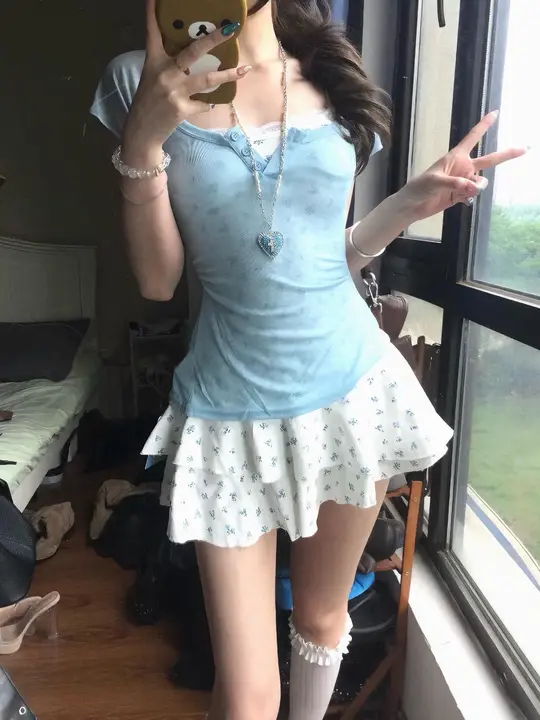 爽やかな夏スタイル！美しいブルーのウエストを絞ったブラウスと花柄キャミワンピース（セットアップ対応）