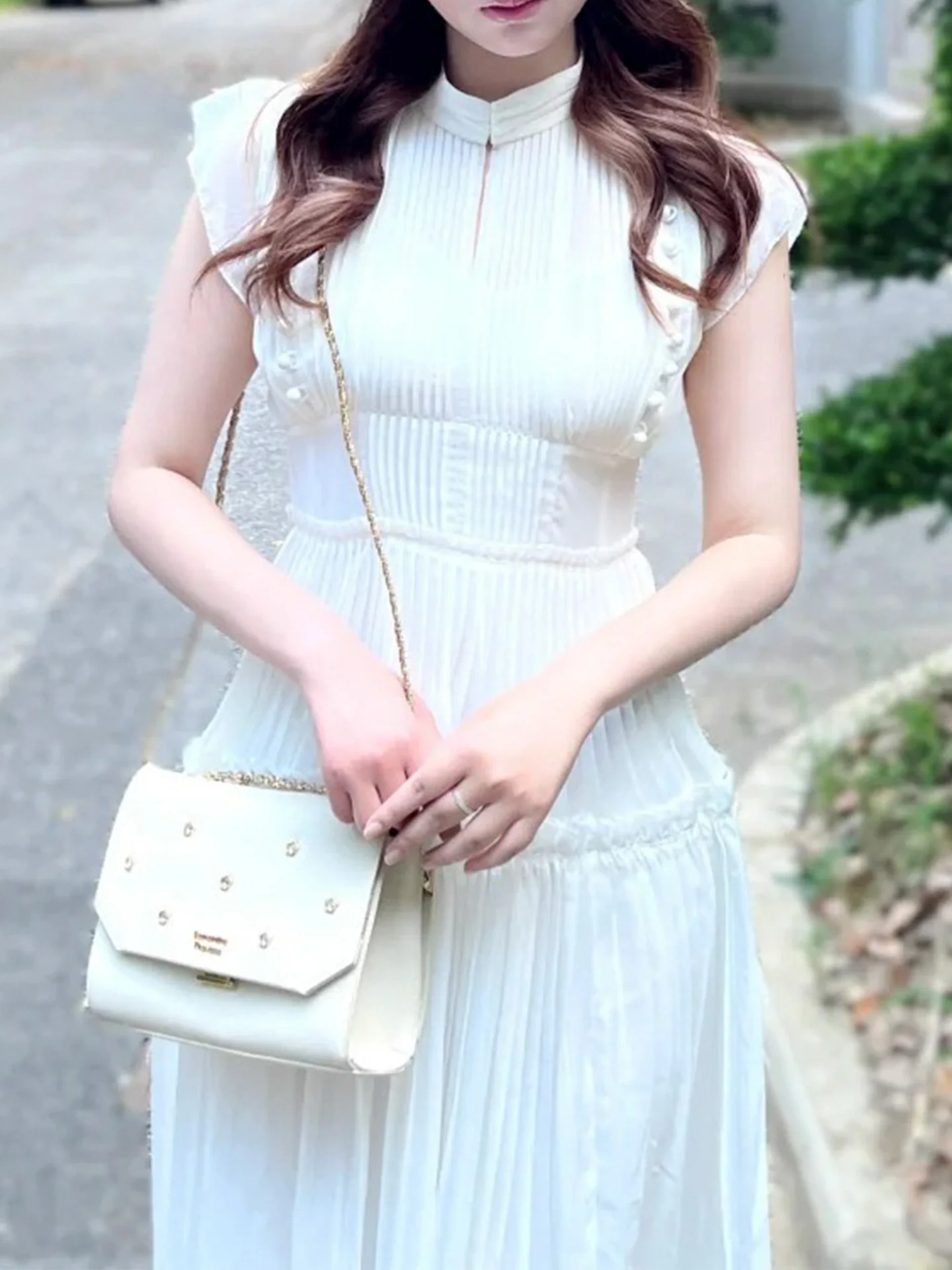 四月下旬に着るべき服は？フリルと飛袖が決める春の終わりのスタイル