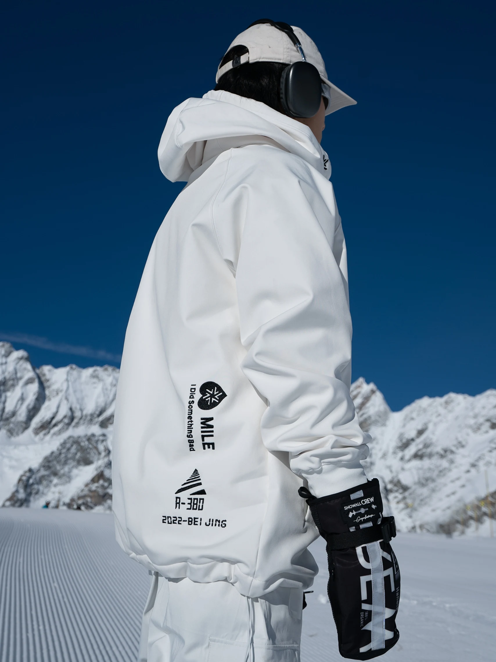 スノーボードウェア ゴアテックス対応の防風フーディ：SNOWALLCREW フーディの実用性と性能解析