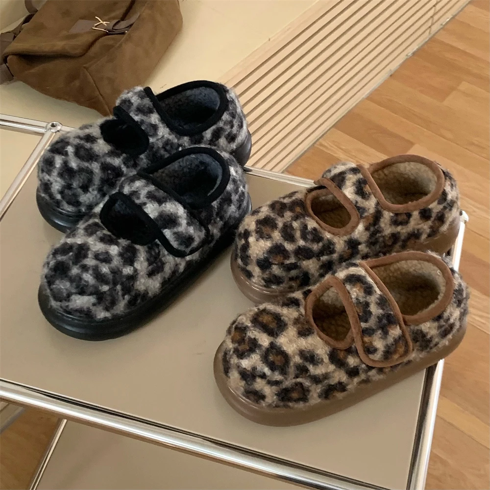 細ストライプのレトロチェックマジックテープ付き滑り止めパンプス：かかと擦れ予防に最適な秋冬モデル