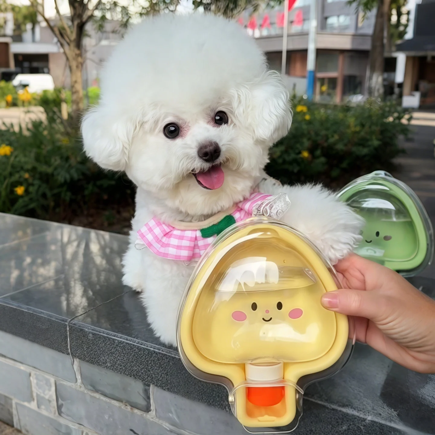 ペット用折りたたみ式水分補給器：外出時も安心な水と餌の一体型設計