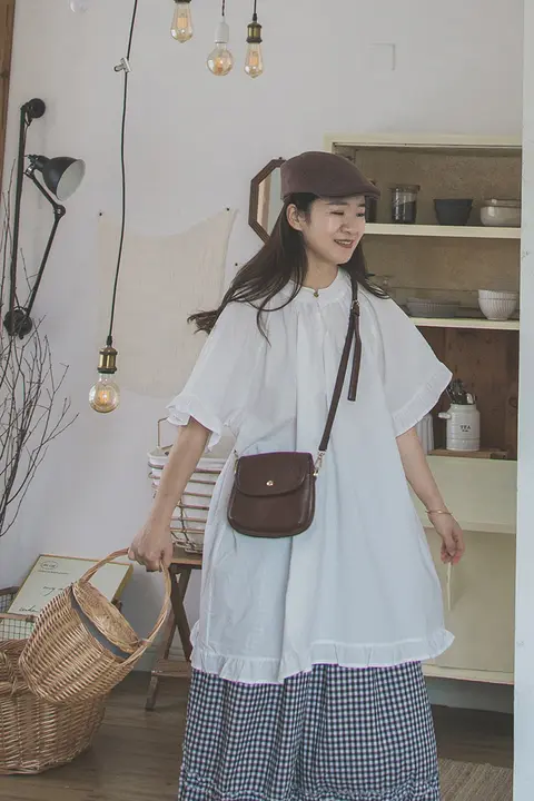 シンプルなデザインのレディース花柄ラウンドネックカットソー【ゆったり・中長丈・夏用・薄手】