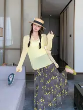 華やかなフラワープリントスカートとニットトップスのコーディネート（セットアップ対応）