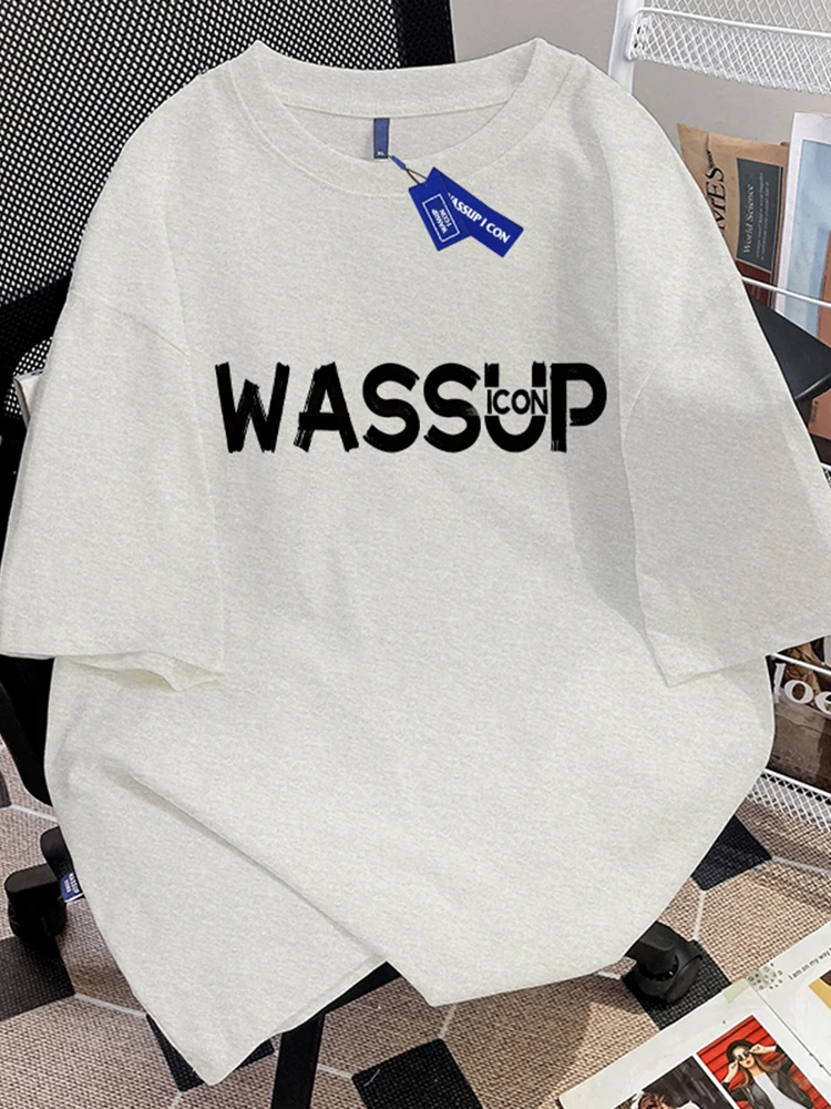 デザインのクルーネックTシャツ：オーバーサイズ・カジュアル・ダークブルーシェードの重ね着使い方