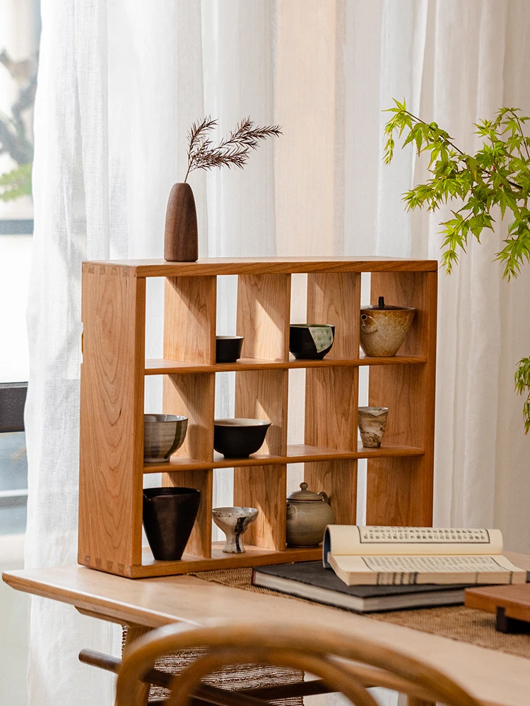 旅行グッズで心を落ち着かせるアイテムは？無垢材の茶器展示棚がおすすめ