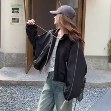 スタイリッシュなブラックマウンテンジャケット【フード付き・レディース・秋用】