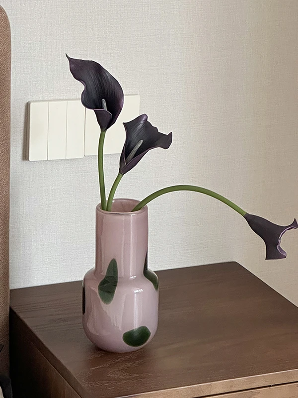 ガラスの花瓶 どうしてかわいいのか：洗練されたデザインのヴィンテージ風ガラス花瓶の実際の使い方と評価