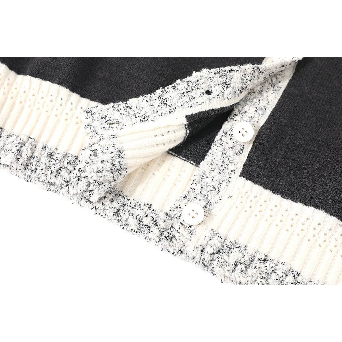 「Vネックニットの重ね着」で春の気温をどうコントロールする？