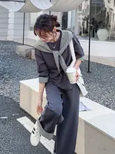 グレーのカジュアルスポーツウェア【ルーズフィット・スウェットシャツ・ワイドパンツ】（セットアップ対応）
