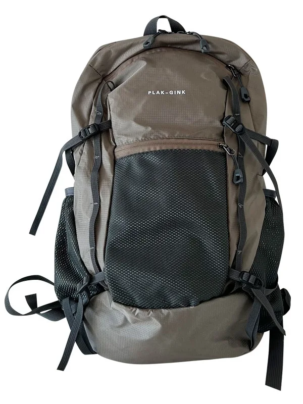 ベージュと赤のコントラストカラー登山バッグ：機能性と実用性を徹底検証
