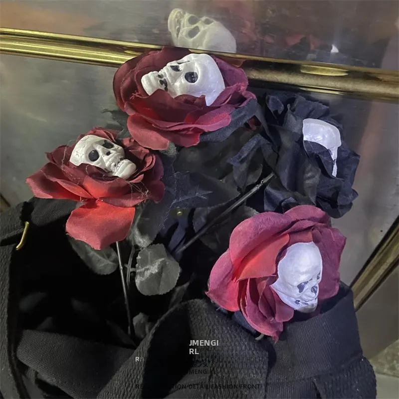 スカルデザインのフェイクローズ：ハロウィンイベントで活躍するコスプレ撮影用ジャックオーランタン