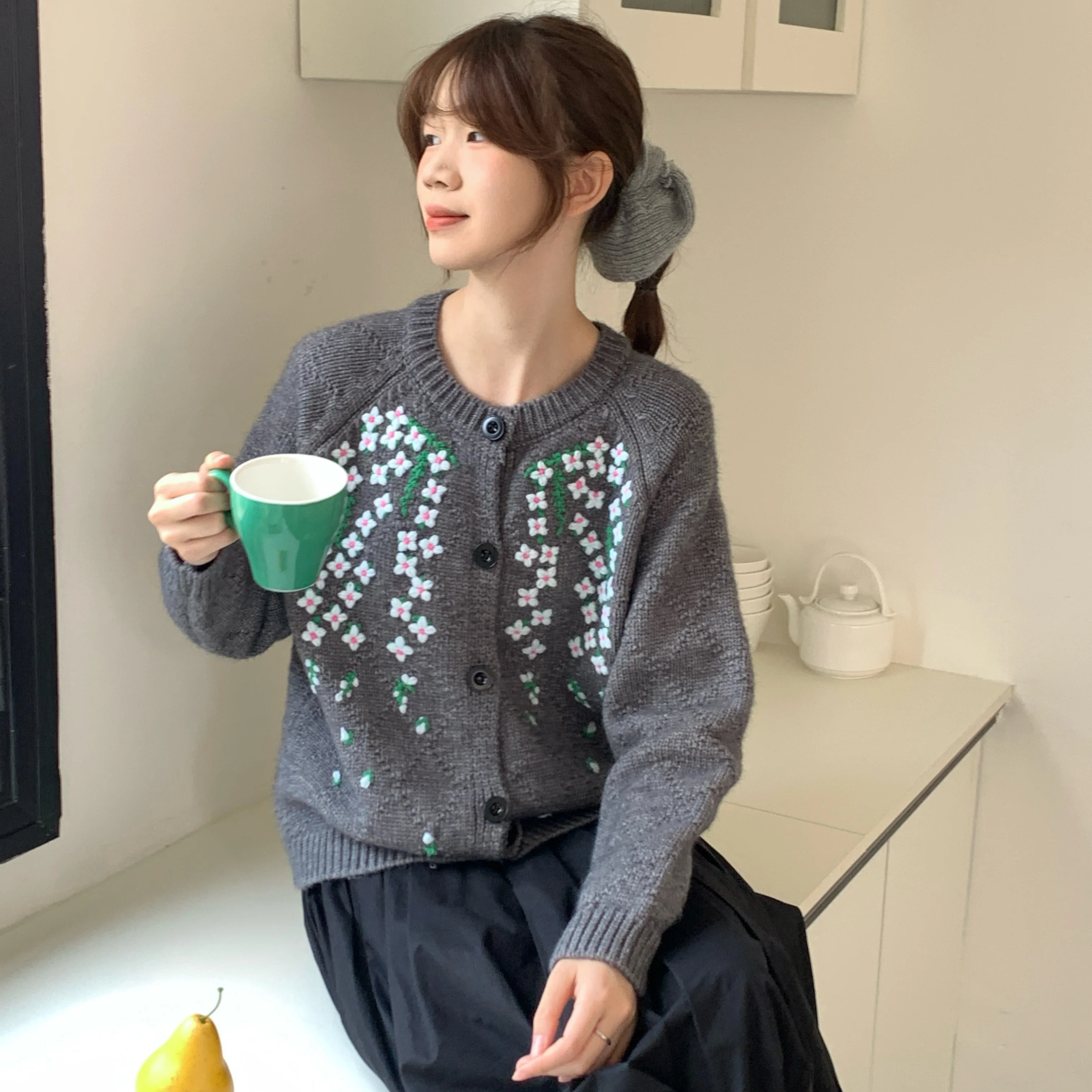 初秋の海棠花刺繍ニットカーディガン：韓系デザインの加厚スタイルが春物ニットとして最適な理由