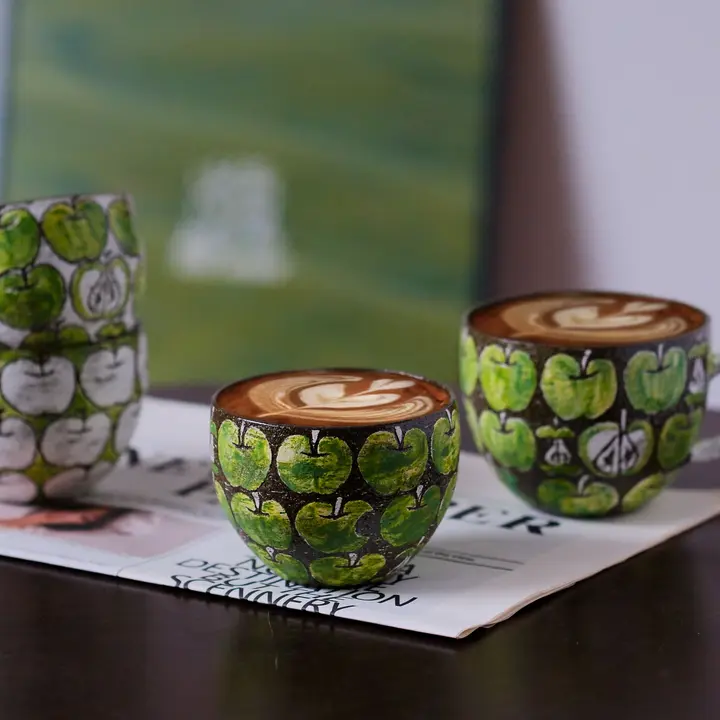 緑のリンゴデザインの陶器製コーヒーカップ【ハンドメイド・レトロスタイル】