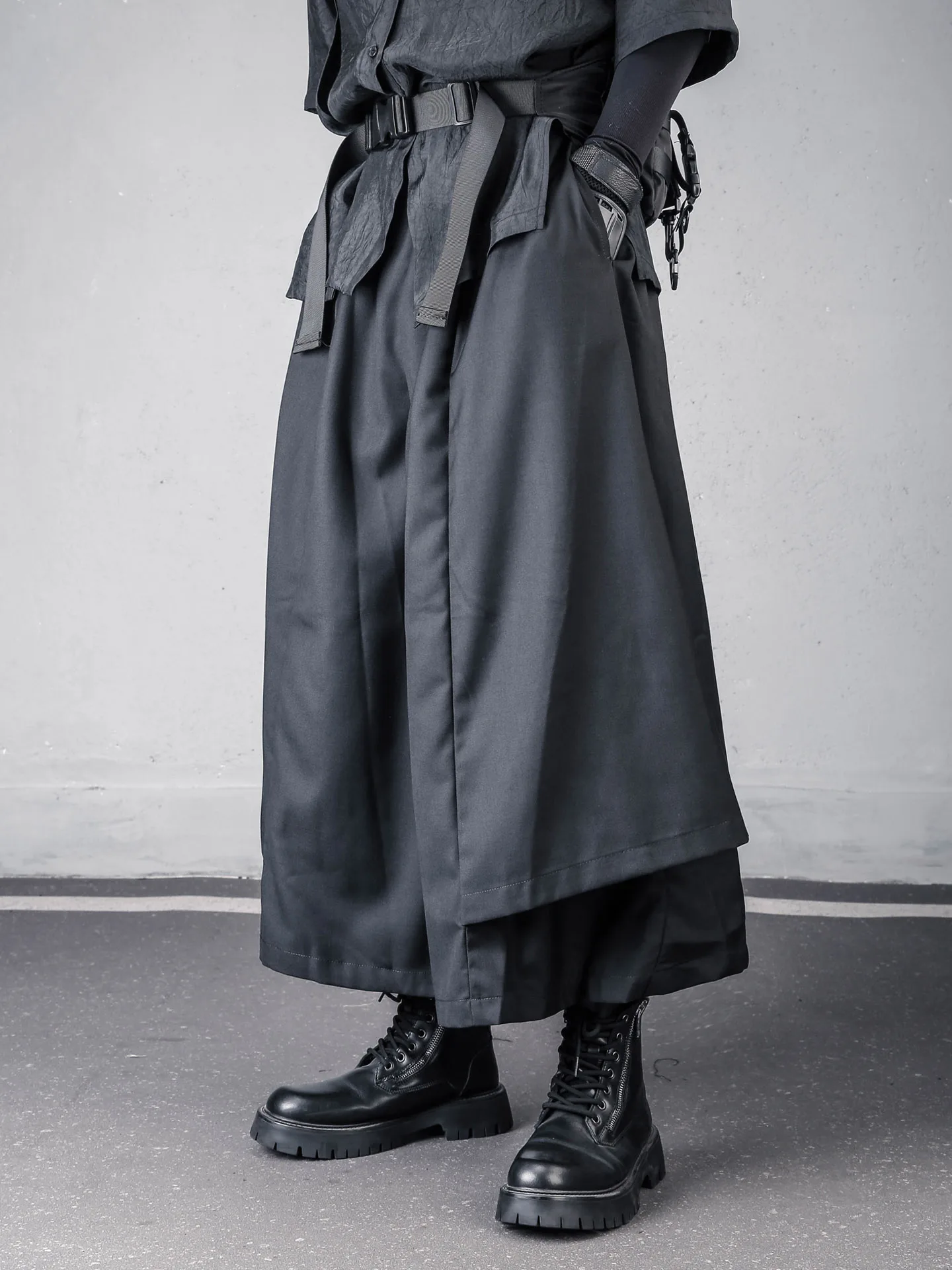 ごつい服とは？ダークスタイルのワイドレッグパンツが提供する暗黑風のシルエットと実用性