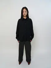 涼しさと快適さを両立！親肌感のレーヨン素材を使用したひも付きシャツ
