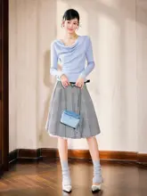 洗練されたデザイン！ブルーの長袖トップス【ゆるやかなオフショルダー・通勤用】