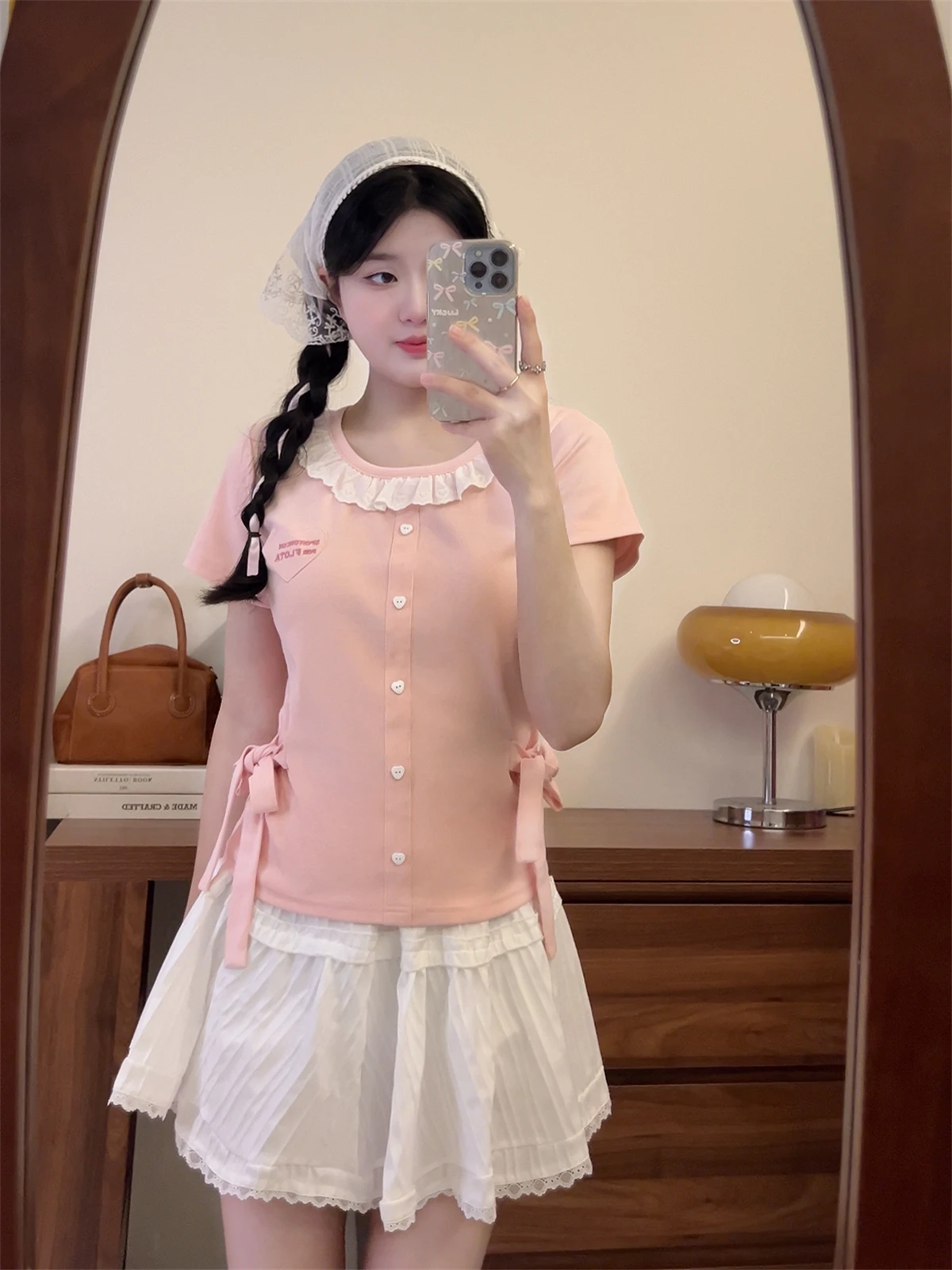 レースデザインのショートスリーブTシャツ：女子服かわいいの定番としての実用性とデザイン性