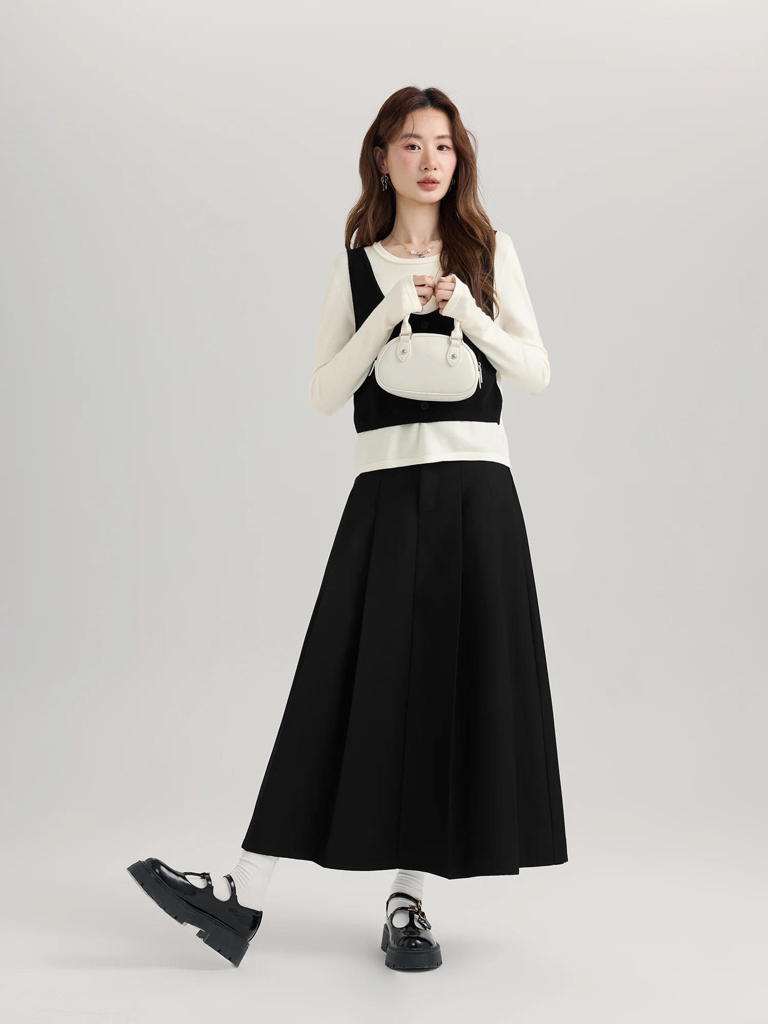 高ウエスト黒ロングフレアスカート：Aラインプリーツで体型カバーと通勤スタイルを実現