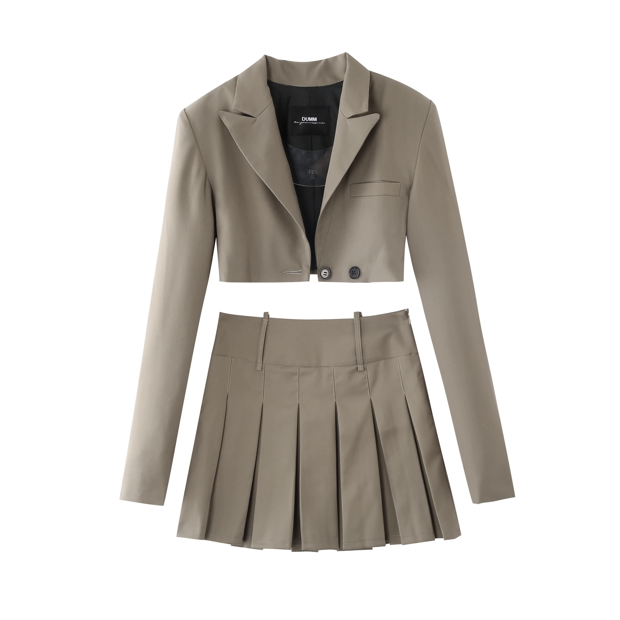 つなぎ服としてのセットアップ：高級感と小柄さん向けのジャケットとスカートの組み合わせ