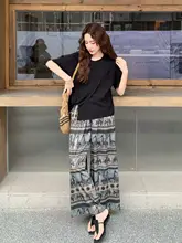 不規則デザインの黒いトップスとプリントパンツ【軽やかでカジュアル・夏用】（セットアップ対応）