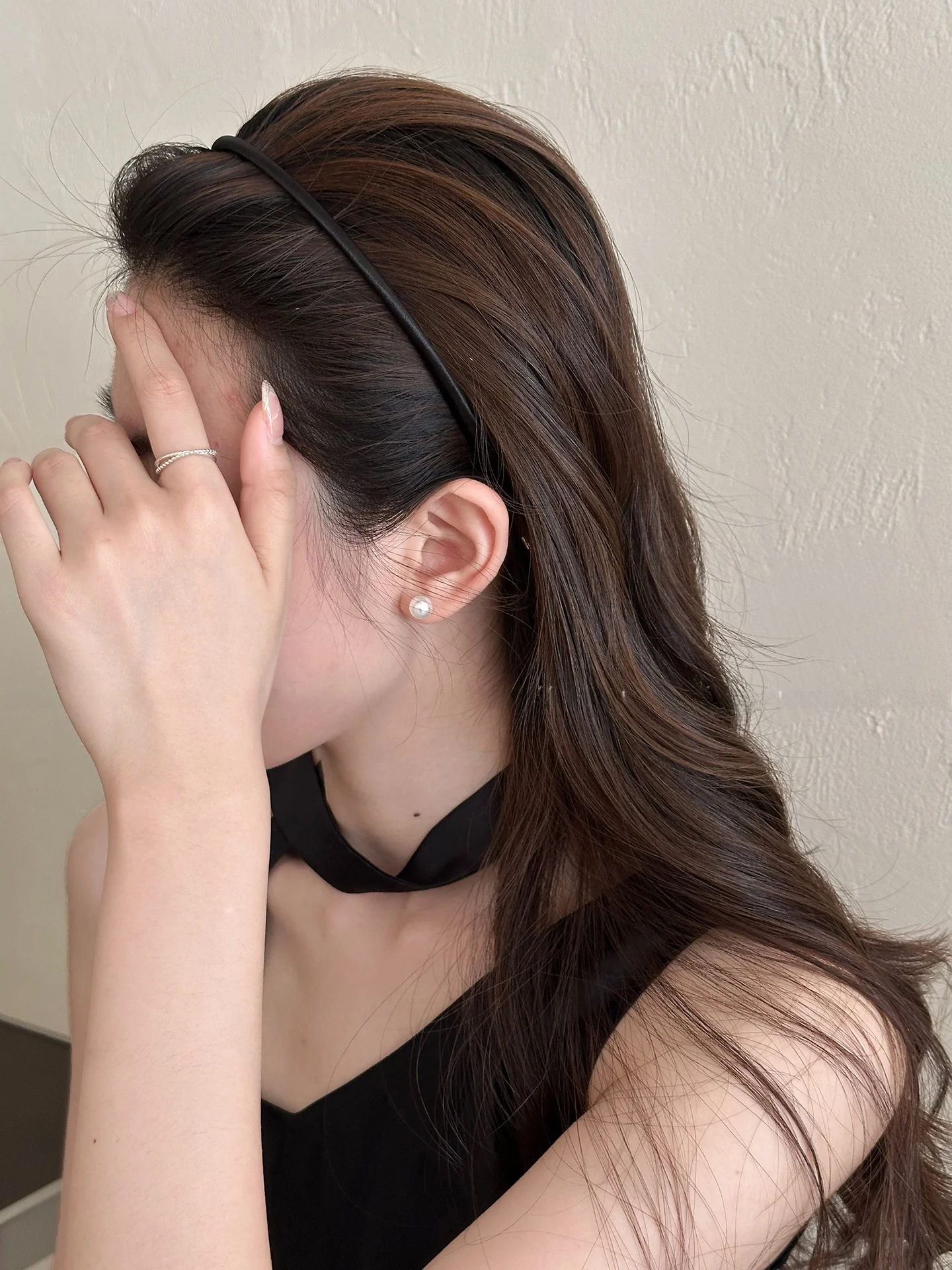 高い頭部にフィットする細いヘアバンド：ストレートヘアのおしゃれに不可欠なアイテム
