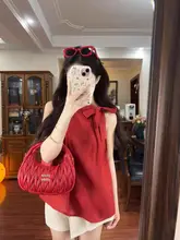 優雅な印象の赤いノースリーブトップスと不規則なショートパンツ（セットアップ対応）