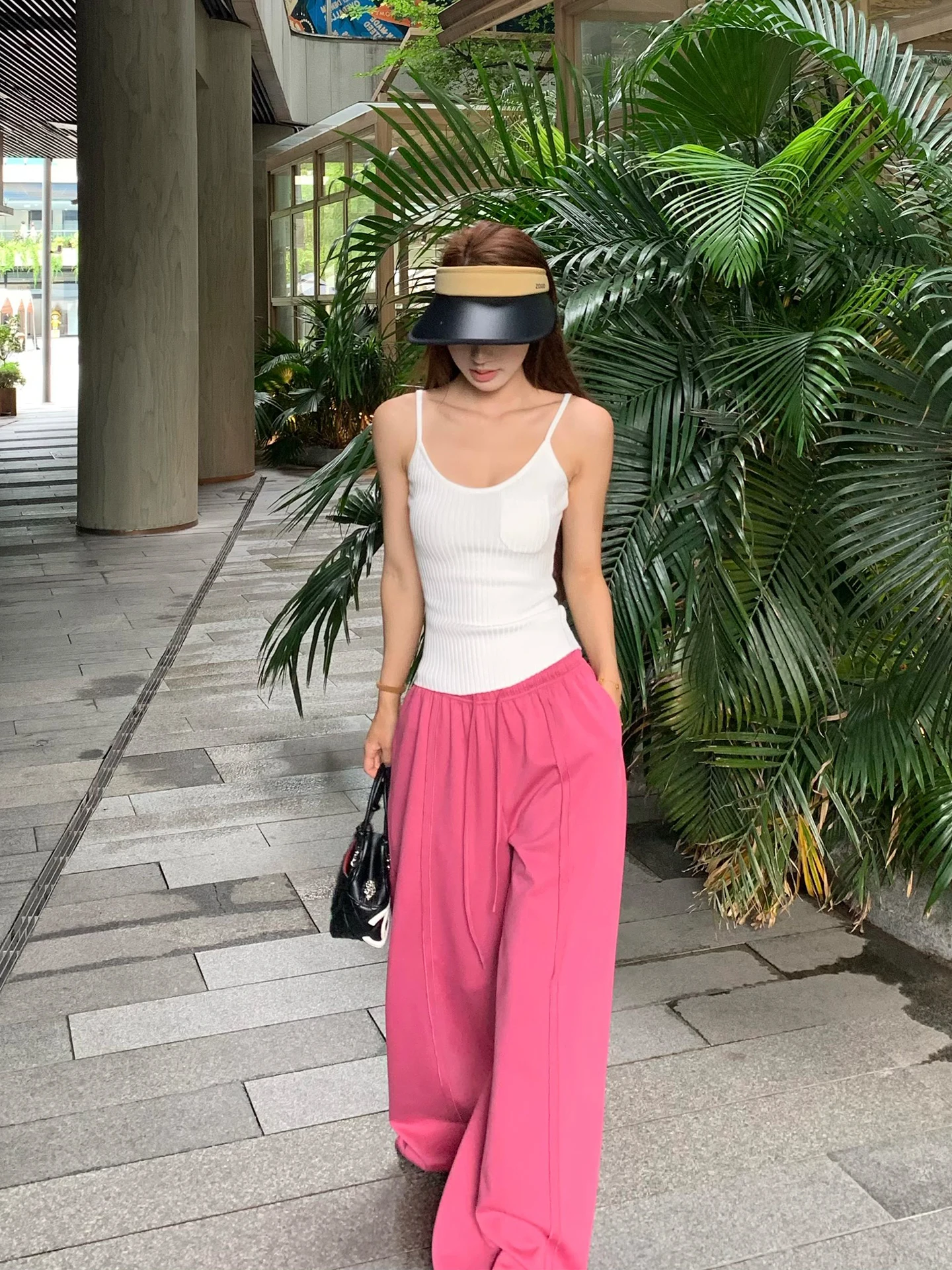 フィット ピンクのストレートカジュアルパンツ：2026夏の通勤風スタイルに最適な高腰直筒デザイン