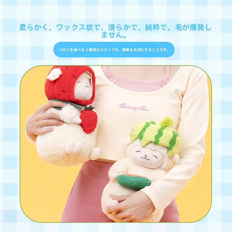 しゃべるぬいぐるみまねっことしてのMINISO羊のぬいぐるみ：スイカ・レモン・いちごデザインのスタンディングタイプ