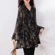 素朴なフリルデザインの花柄Vネックシフォンブラウス【春秋用・中長丈・スタイリッシュ】（セットアップ対応）