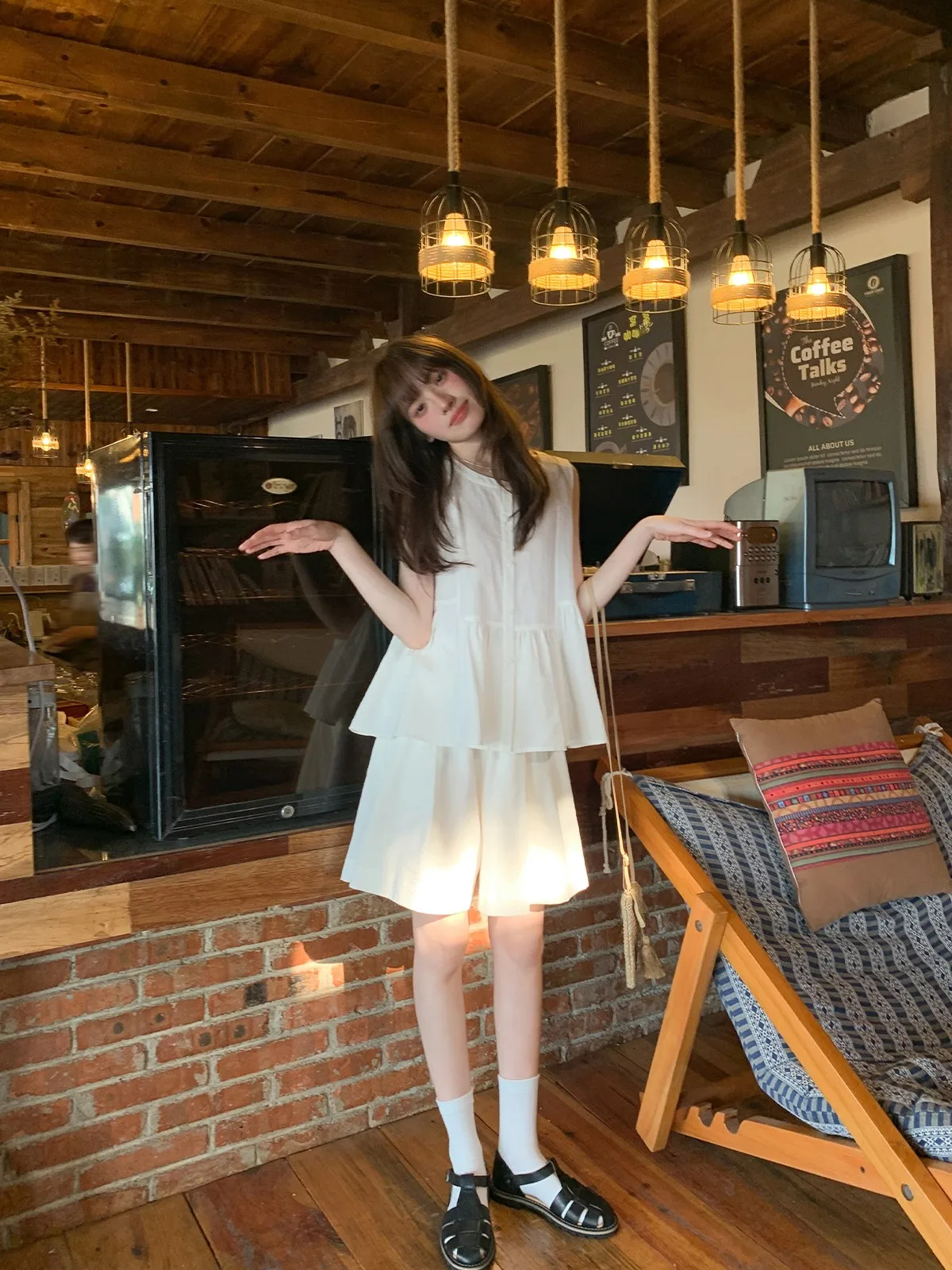甘さが引き立つドレスシャツとパンツセット：20代女性の日常ファッションに最適なシンプル可愛い服