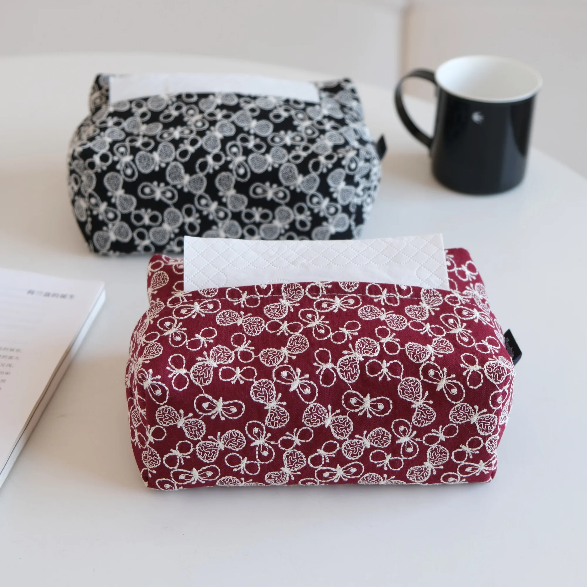 和風刺繍コットンリネンティッシュボックス：縦置きでインテリアに融合する布製収納ケース