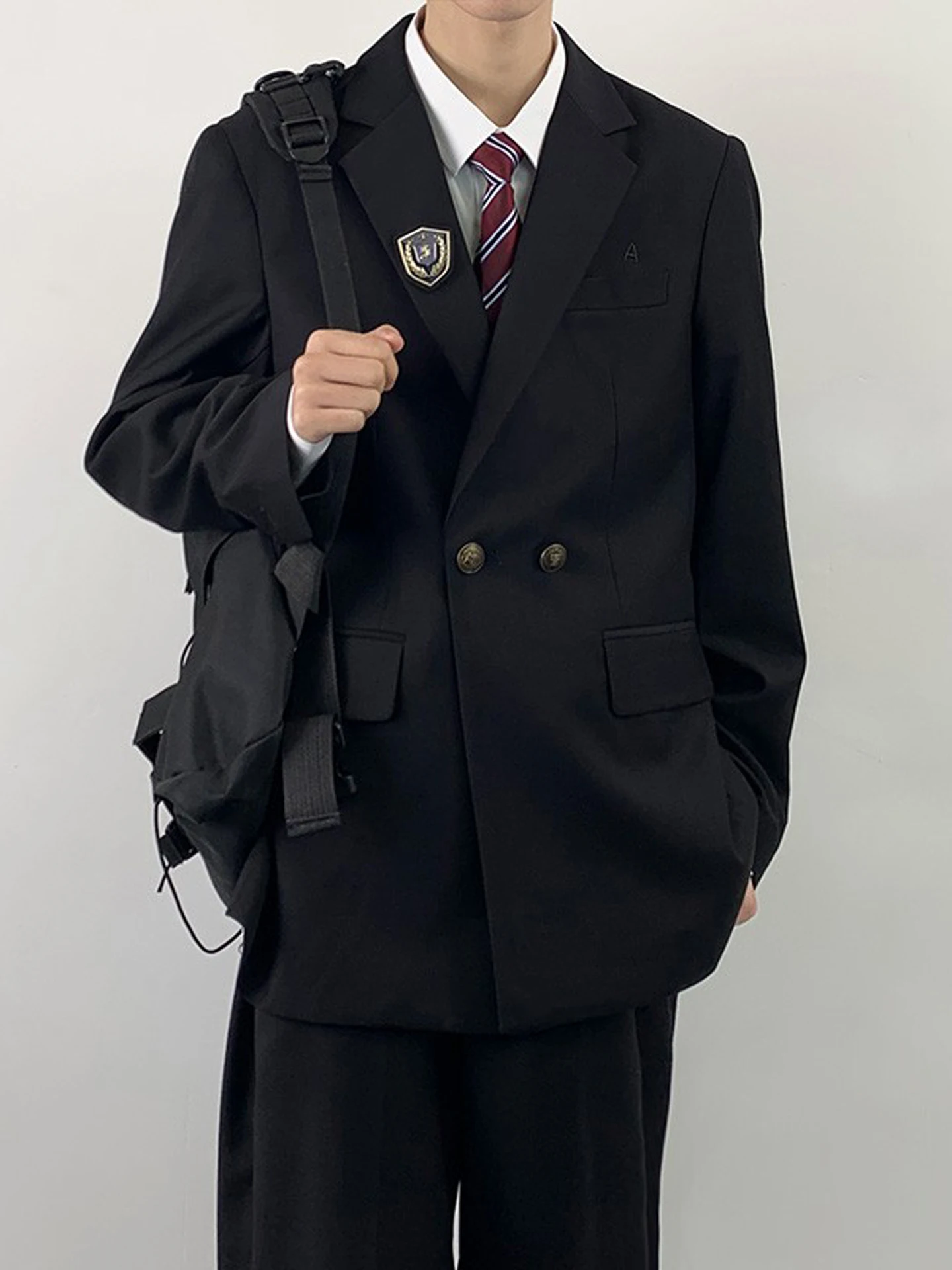 黒スーツと黒シャツの違いを知れば、通勤スタイルもぐっと上質になる！