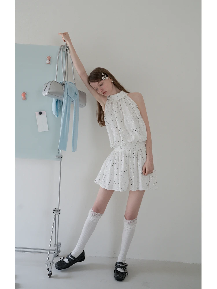 6月後半に着る「きれいな服装」はどうやって選ぶ？——白いドット柄のトップスとチュチュスカートのセットアップが、通勤とリラックスの境目を切り開く