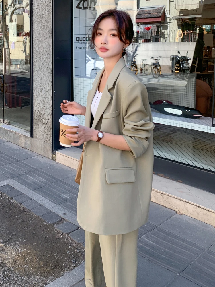 20代後半の女性にぴったりな通勤スタイルは、カジュアルスーツセットで決まる？