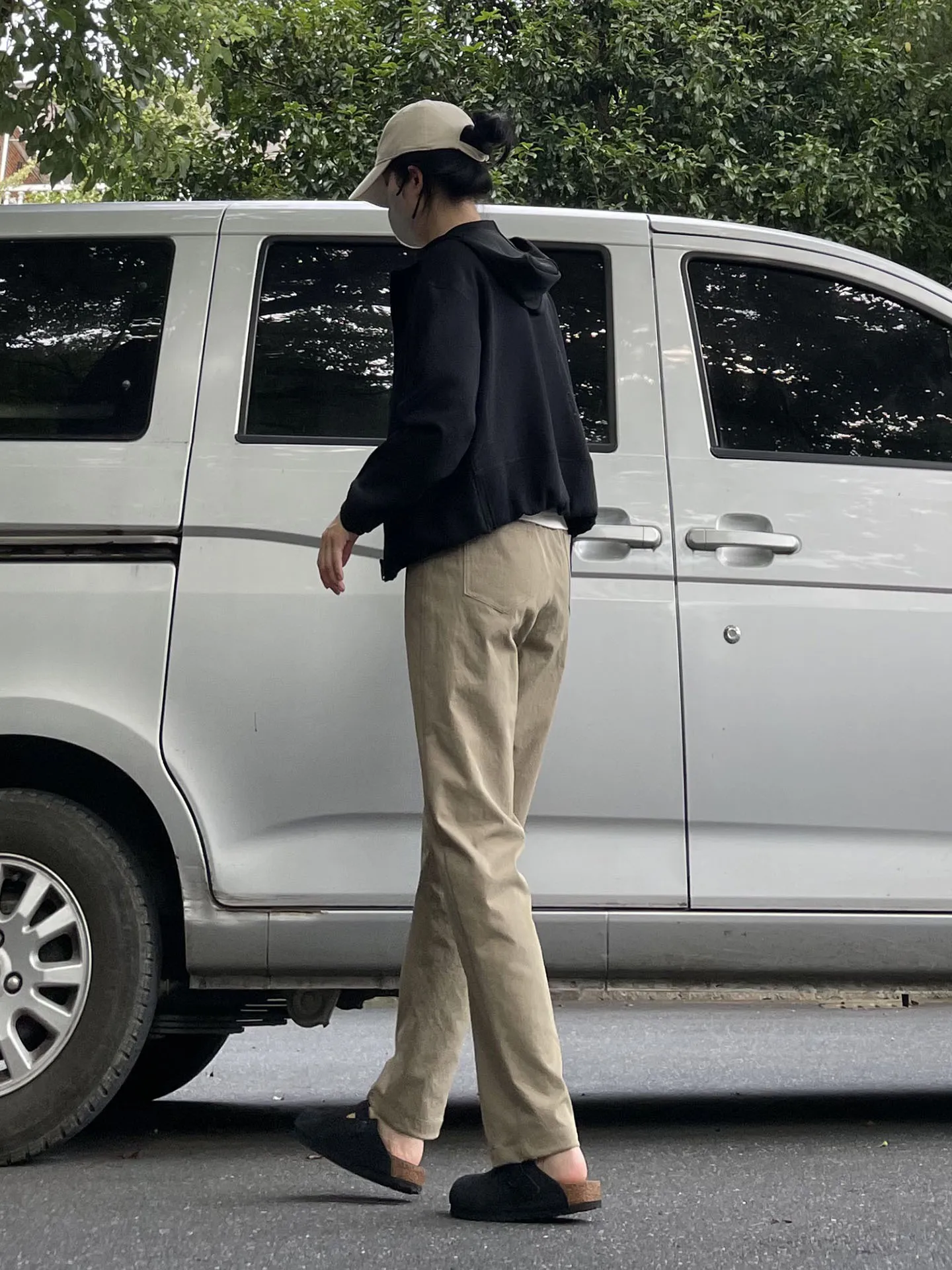 カーキ色パンツの春コーデ：左手日记の細身ロングパンツが実用性をどう支えるか