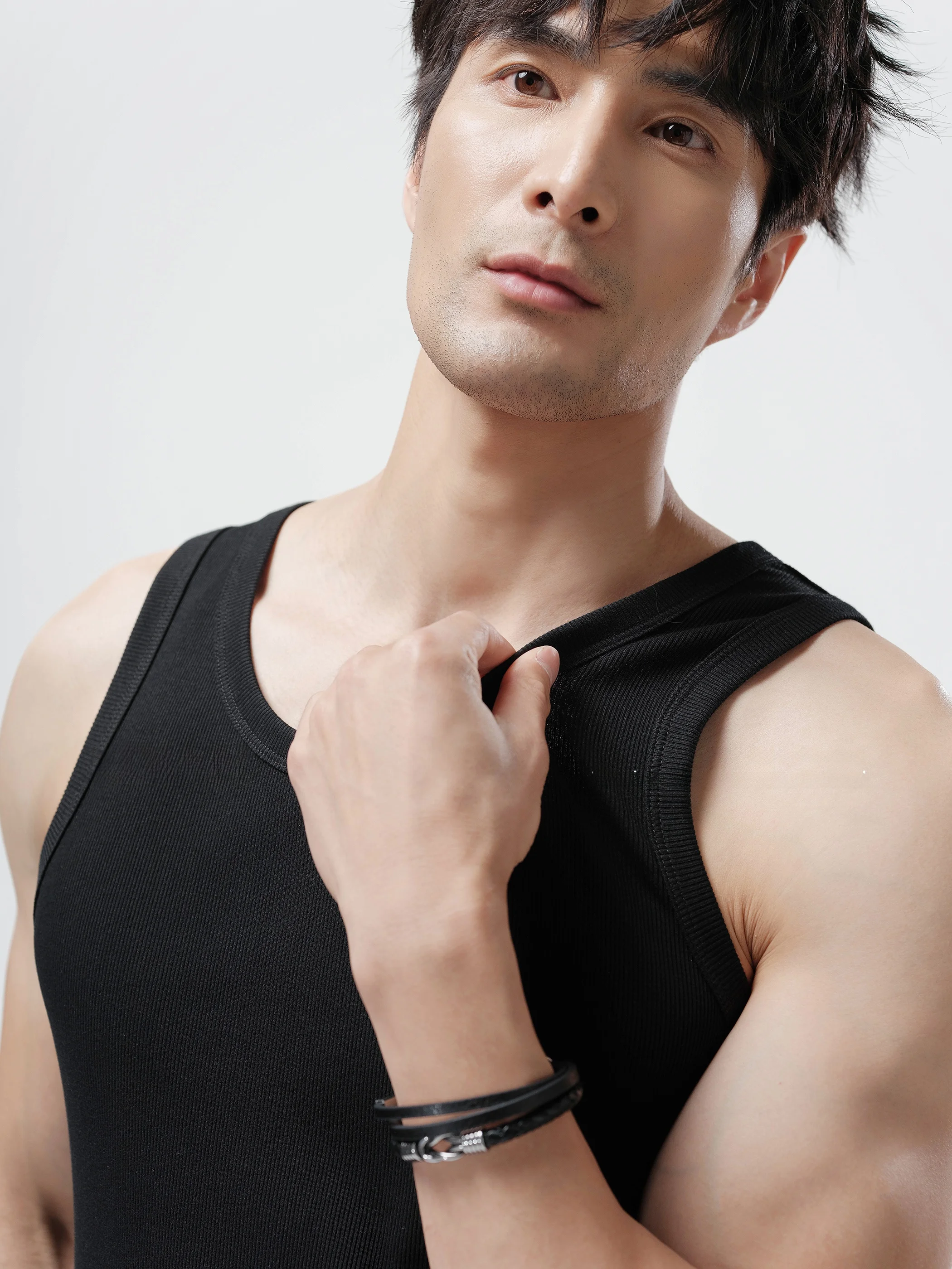 細身男子が夏をどう過ごすか？アイス感覚のリブコットンTシャツが解決する悩みとは