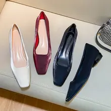 サテン調スクエアトゥ太ヒールパンプス【ミルクホワイト・口が浅め・通勤用・疲れにくい】