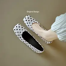 羊革製 ポイントデザインの太ヒールパンプス【フレンチスタイル・ミドルヒール・一体型】