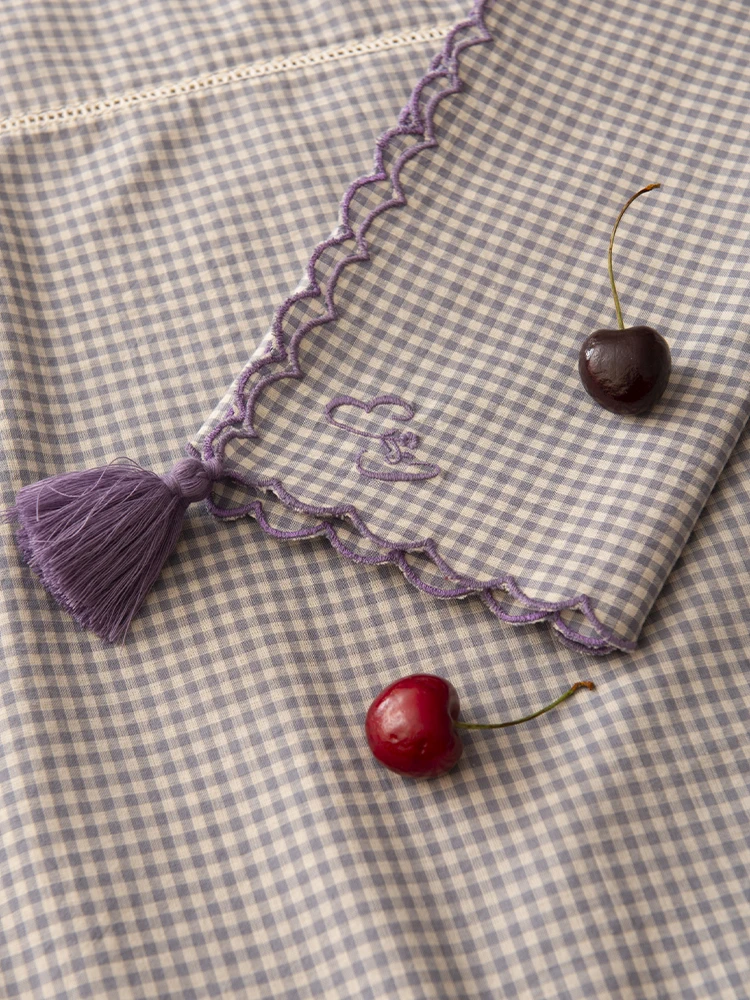 春らしいチェック柄の刺繍入りスクエアテーブルクロス：フレンチカントリー風で野餐やレストランに最適なデザイン