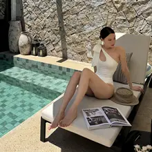 シンプルなデザインのホワイトワンピース水着【肩露出・美しいシルエット・女性用】（セットアップ対応）