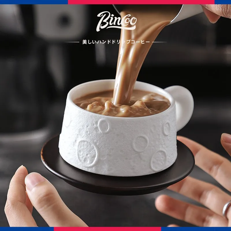 高級陶器製月球デザインのコーヒーカップとソーサー：デザインと機能のバランスを重視した日常使い
