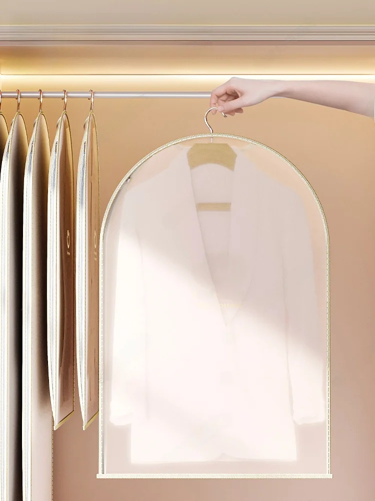 季節外の服を収納するときに迷うのは、本当に「ケース」か「バッグ」か？